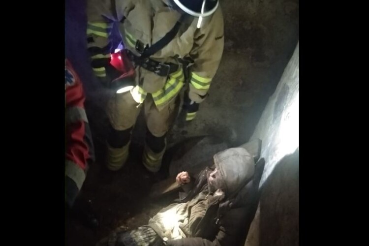 У Рівному діставали 69-річну жінку з підвалу