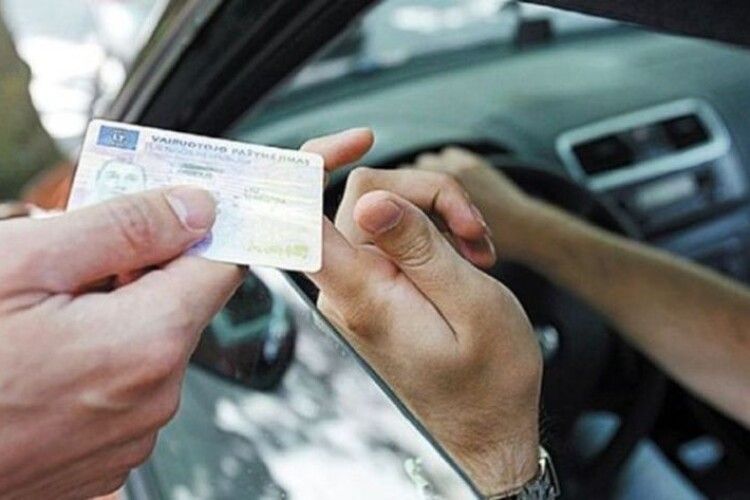 Українців можуть почати штрафувати за куплені водійські посвідчення