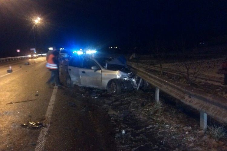 Із понівеченої автівки водія деблокували рятувальники