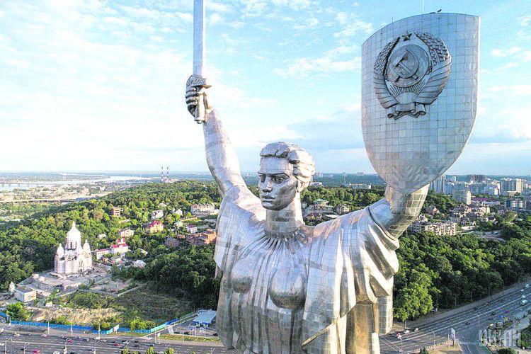 Вінок на «Вікторію Петрівну» вже надягали.Чи почеплять тризуб?