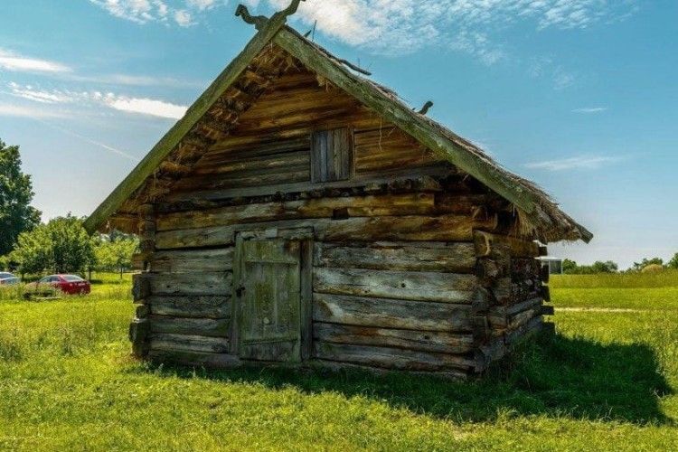 Найстаріша хата в Україні — з Ратнівського району (Фото)