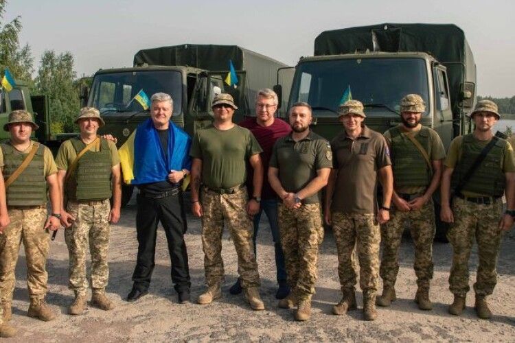 Порошенко передав партію вантажівок бригаді ДШВ, хлопці кажуть – такі «робочі конячки» на фронті дуже потрібні