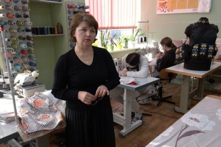 У Луцьку студентки шиють спідню білизну для поранених бійців 