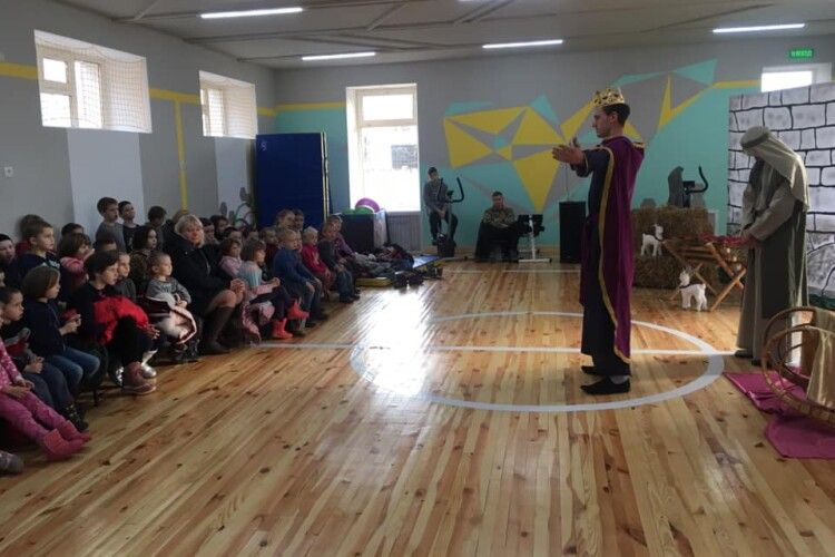 Волонтери з Каменя-Каширського подарували сиротам різдвяне дійство