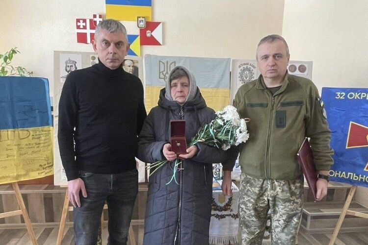 Родині загиблого воїна з Волині вручили посмертну нагороду «Навіки в строю»