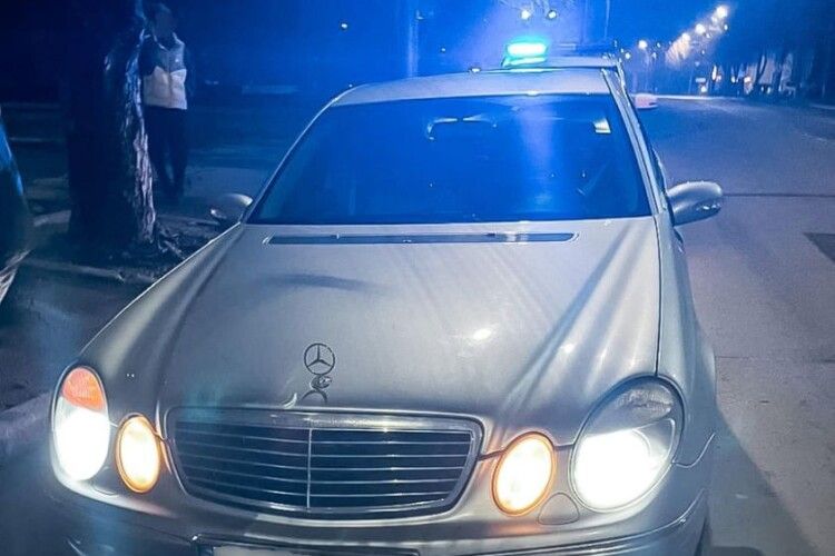 У Луцьку патрульні оштрафували водія, який дрифтував біля розважального центру 