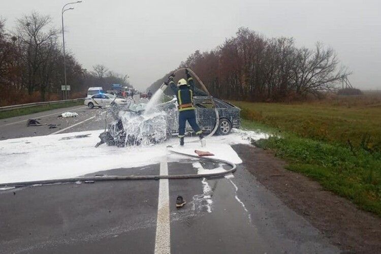 Жахлива ДТП на Рівненщині: автівка стала металобрухтом, двоє людей загинули (Фото)
