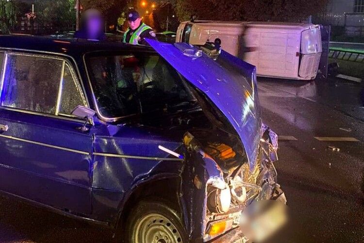 У Луцьку Жигуль так втаранився у Volkswagen, що перевернув його на бік (Фото)