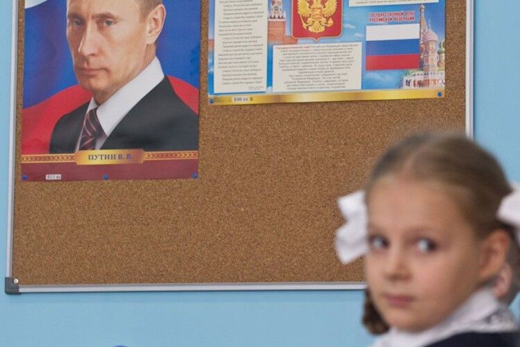 Школярів в окупованому Мелітополі змушують фотографуватися з портретом путіна