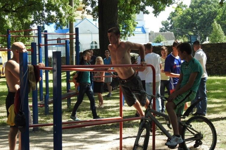 У Ківерцях до Дня молоді відкрили майданчик для street workout