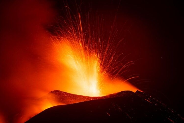 Прокинувся вулкан Етна: виверження із землетрусом налякало всіх (Відео)