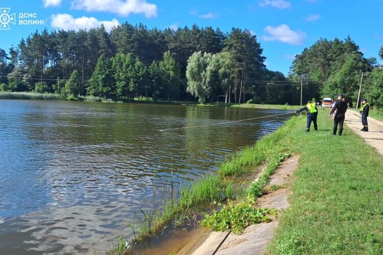 Водолази знайшли тіло чоловіка, який намагався перепливти ставок у Гаразджі