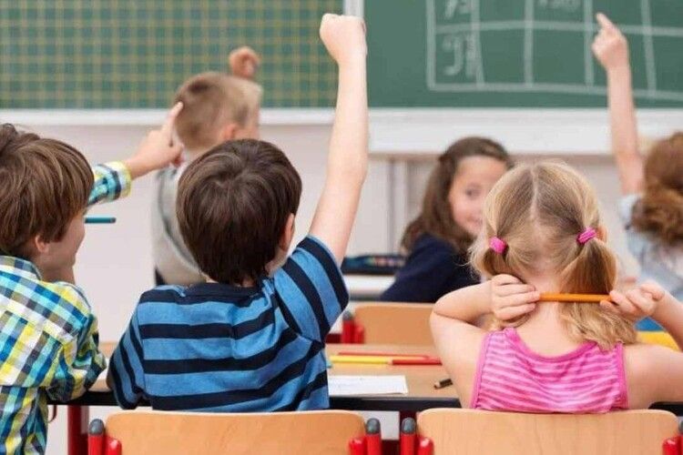 В Україні можуть подовжити навчальний рік через війну