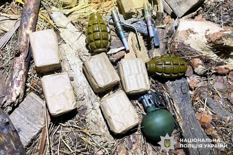 На Рівненщині у 29-річного чоловіка знайшли цілий арсенал зброї у підсобці