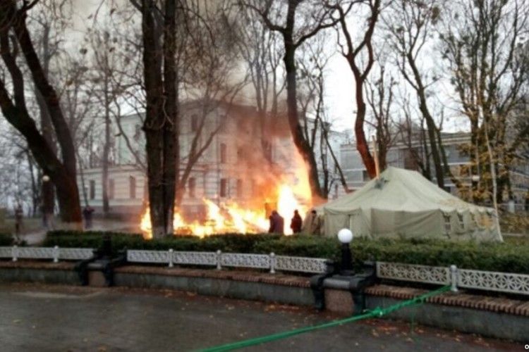 Намет протестувальників згорів біля Верховної Ради