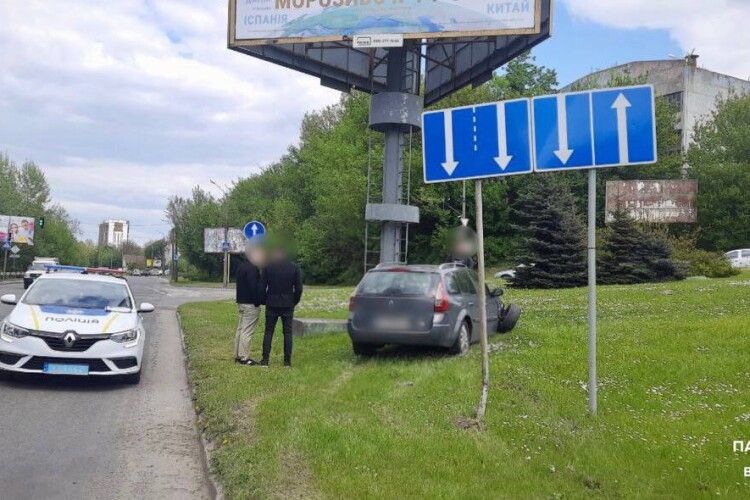 У Луцьку п'яний водій злетів з дороги і врізався у дорожній знак (Фото)