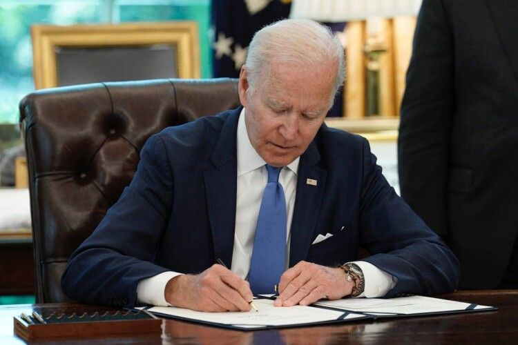 Байден підписав законопроект про допомогу Україні