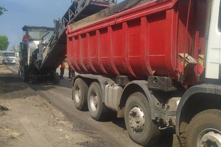 Волинські дорожники взялися за ремонт дороги  на Колки (Фото)