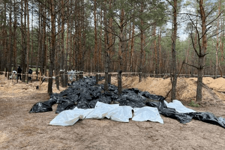Багато тіл зі слідами катувань: в Ізюмі завершили ексгумацію (фото)