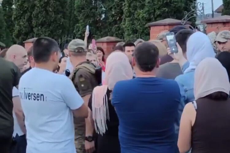 Прихильники московської церкви верещали «Ганьба» військовим і рідним загиблого Воїна (Відео)