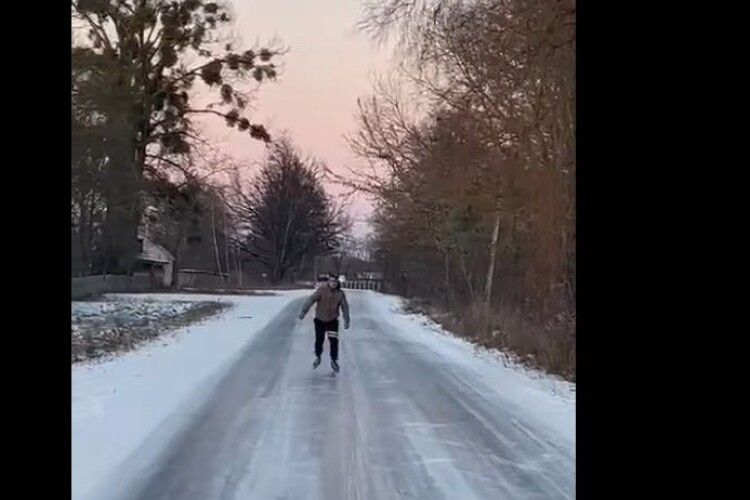Мешканці волинського селища взули ковзани і вийшли... на дорогу (Відео) 
