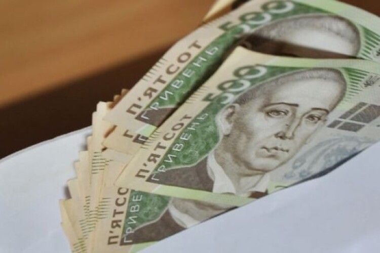 Середня зарплата в Україні за січень становила 10727 гривень