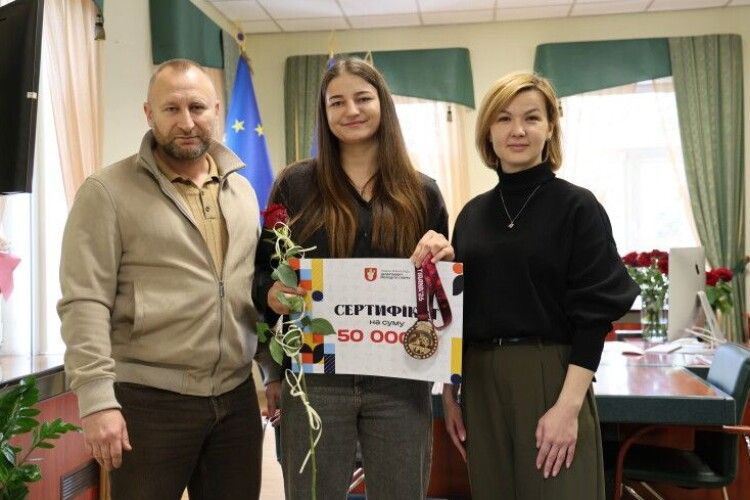 Третє золото для України: у Луцьку чемпіонку Анастасію Алпєєву відзначили грошовим сертифікатом 