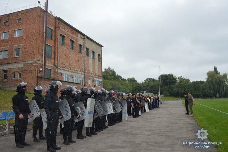 Поліцейські тренувалися наводити порядок на масових заходах