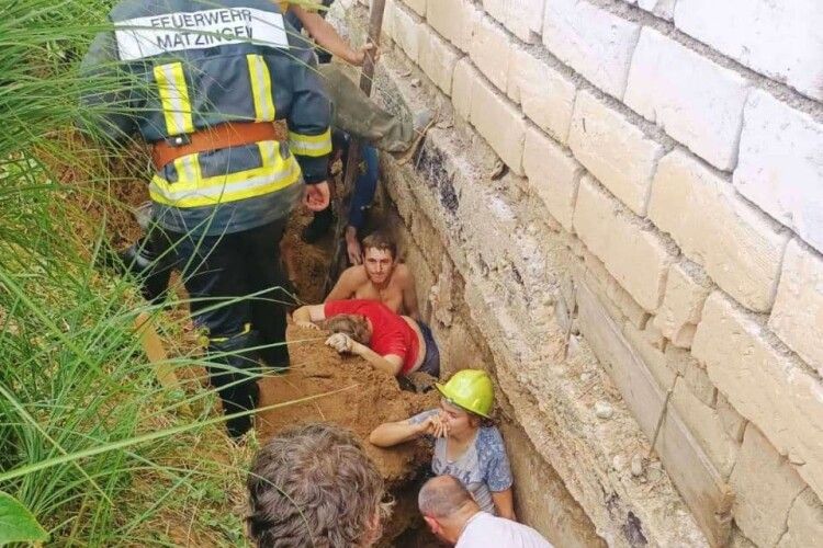 Укріплювали фундамент: трьох людей засипало землею, є загибла (Фото)