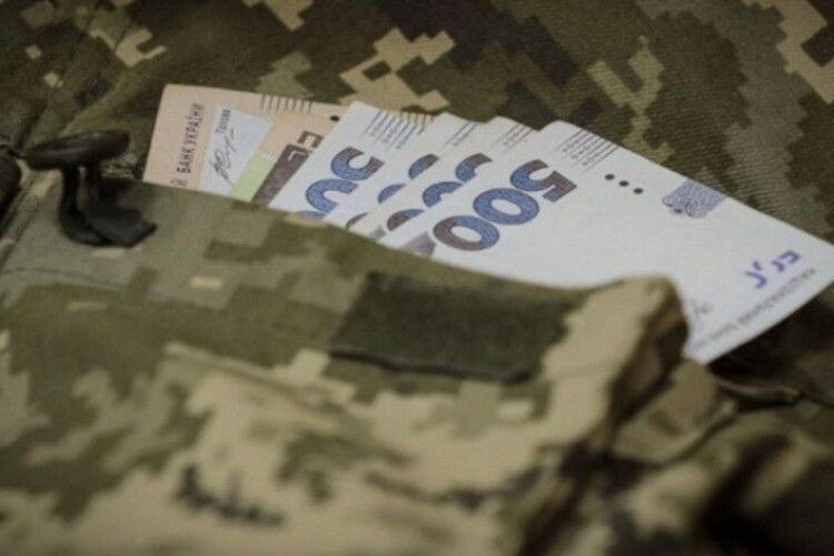 На Донеччині військовий втік за кордон, а його дружина три роки «доїла» бюджет