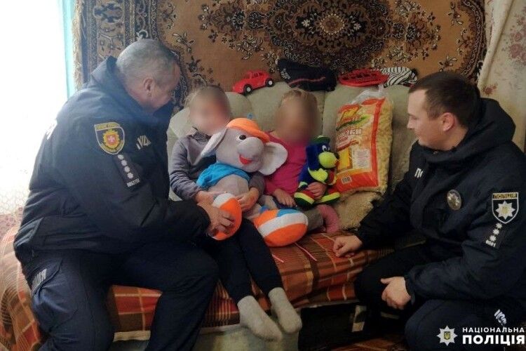 На Рівненщині поліцейські разом із представниками соціальних служб відвідують родини, які опинилися у складних життєвих обставинах
