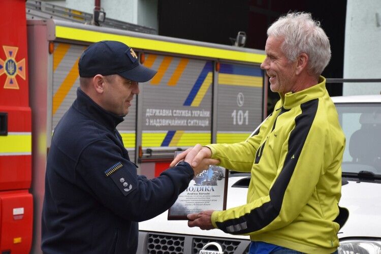 Пожежник-пенсіонер із Швейцарії подарував своїм колегам з Луцька автомобіль