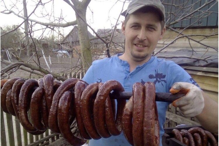«Найсмачніші ковбаски – з власної коптильні», - каже маневичанин Олег Канюка