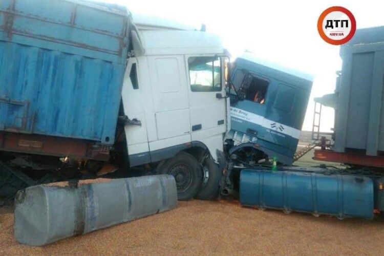 Величезна яма на дорозі спричинила зіткнення двох вантажівок на Миколаївщині (фото)