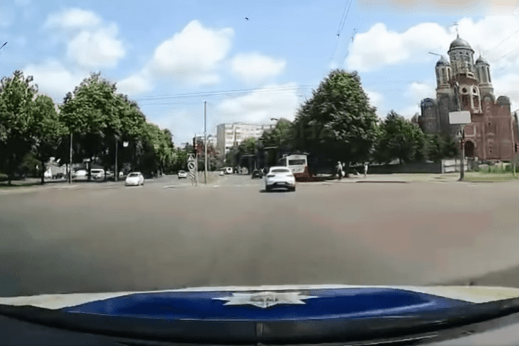 У Луцьку водій на очах у патрульних промчав на червоне світло (Відео)