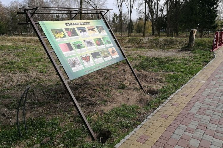 У луцькому парку імені Лесі Українки доповнюють інформаційні стенди