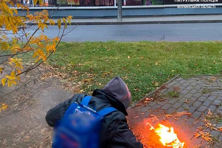 У Луцьку чоловік розпалив багаття посеред проспекту Соборності (Відео)