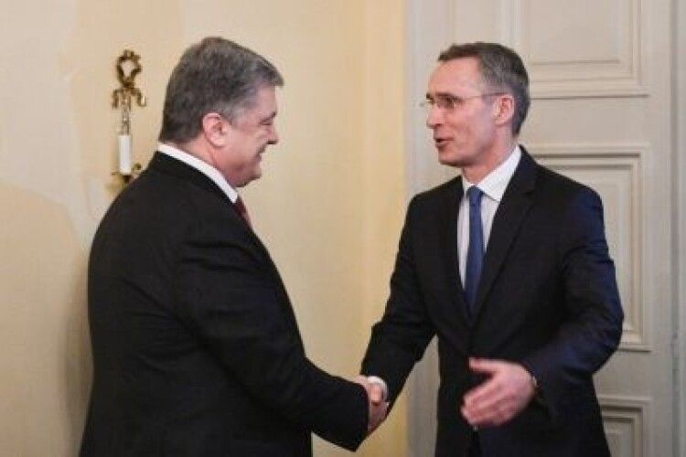 Генсек НАТО відзначив реформи Порошенка для членства України в Альянсі