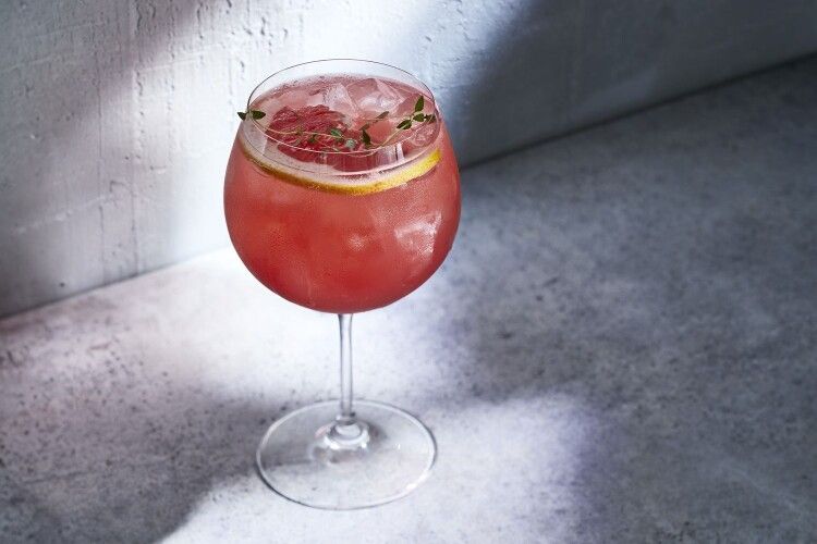 Вечірка в рожевому стилі: ідеї для столу й бокалу