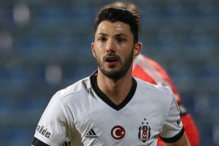 У Туреччині покарали футболіста, який всівся обідати просто посеред матчу