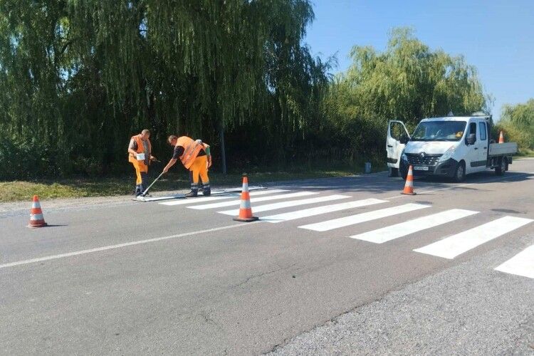 На автошляхах Волині дорожники поновлюють дорожню розмітку (Фото)