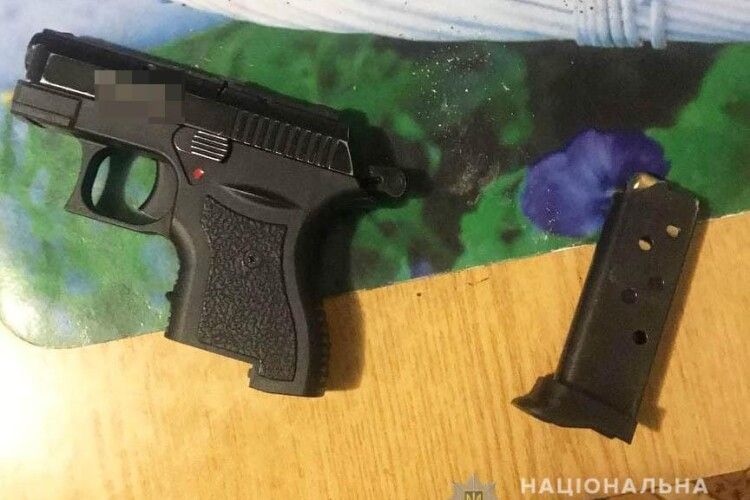 Лякав батька пістолетом: на Рівненщині затримали п’яного дебошира
