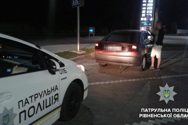 П’яний водій перебрався на заднє сидіння авто і вдавав сплячого