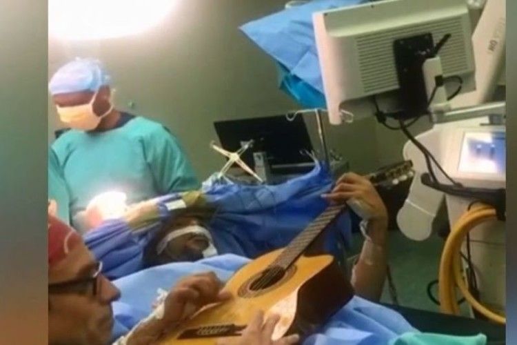 Концерт на хірургічному столі: чоловік грав на гітарі під час операції на мозку
