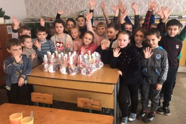 Ківерцівські школярі зробили «миколайчики» для друзів зі Сходу
