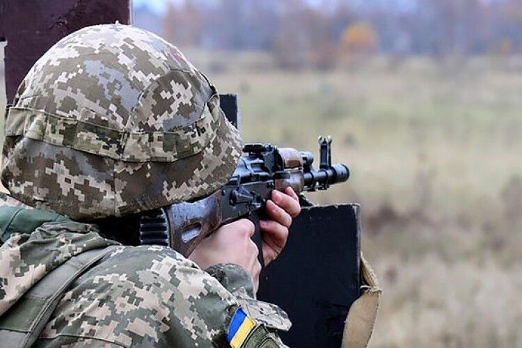 На Донбасі далі стріляють, поранили нашого воїна: ситауація в ООС на 3 грудня