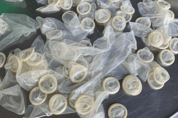 У В’єтнамі жінка перепрала і намагалася продати понад 300 тисяч використаних презервативів