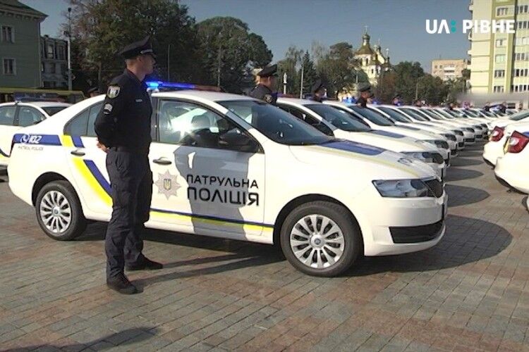 Патрульна поліція Рівненщини отримала 10 нових машин