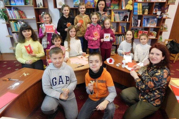 Горохівські школярі власноруч зробили «валентинки», щоб подарувати тим, кого люблять