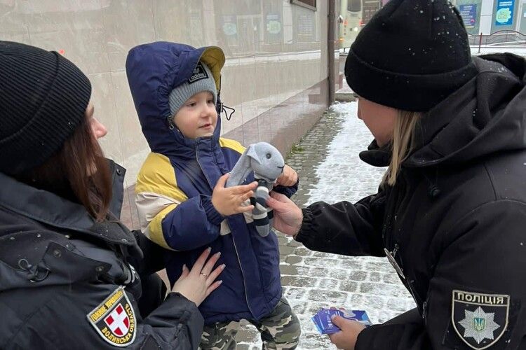 У Луцьку поліцейські провели вуличну акцію (Фото)